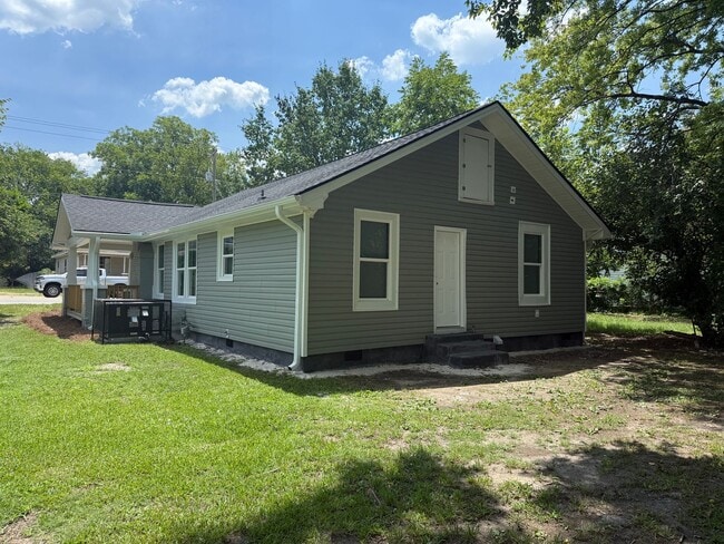 Building Photo - Space, Style & Location—All Under One Roof—For $1250 a Month
