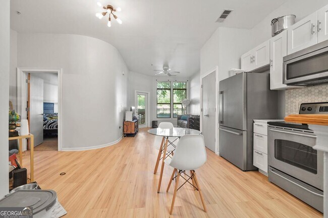 Building Photo - 898 Oak St SW