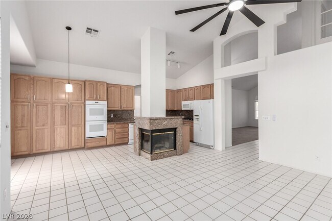 Building Photo - 2412 Shady Vista Dr
