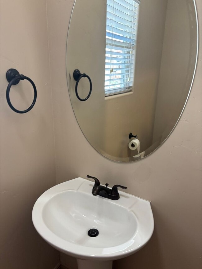 Building Photo - Beautiful 3 bedroom, 2.5 bath  townhome in...