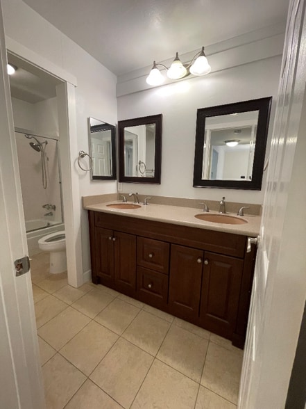 Building Photo - 675 Sharon Park Dr