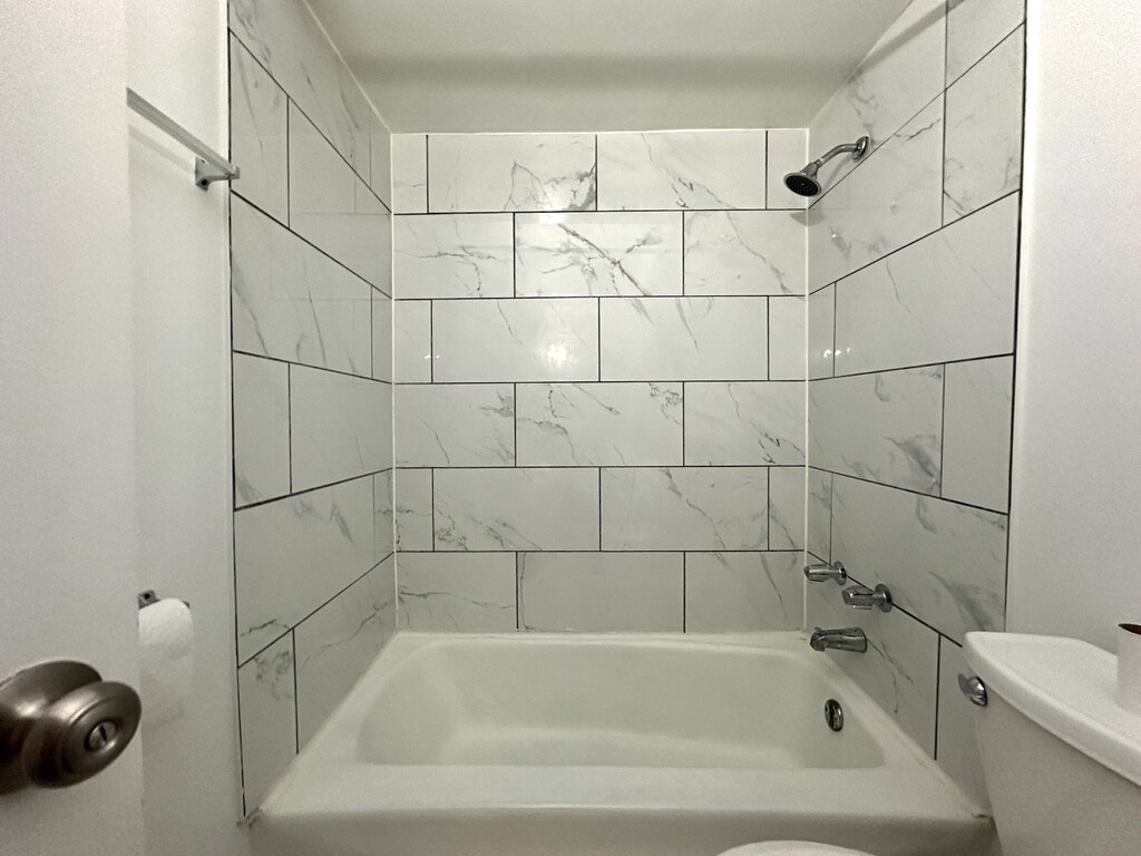 Building Photo - 6830 N Sheridan Rd