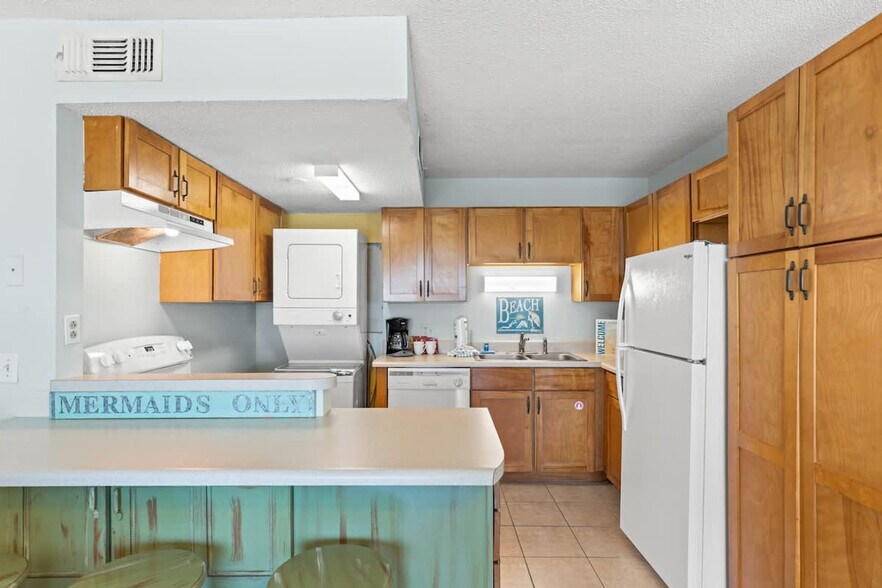 Building Photo - 8743 Thomas Dr