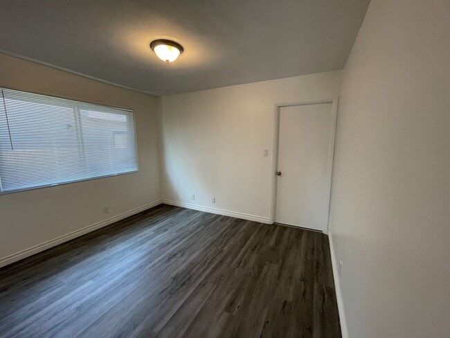 Building Photo - Single Level 4 Bedroom 2 Bath Home in Seal...
