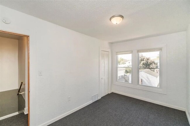 Building Photo - Charming 2 bedroom 1 bathroom townhouse