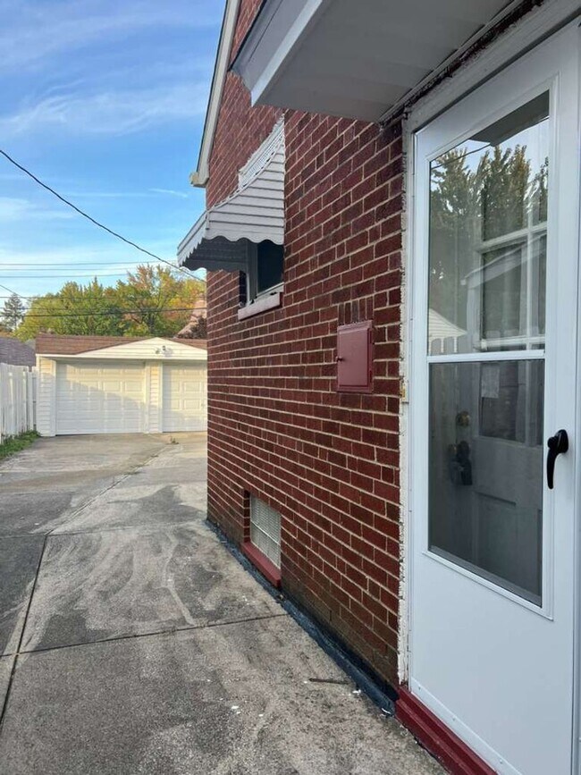 Building Photo - A Single family home with Garage in Garfield Heights