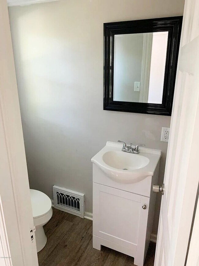 Building Photo - 3 Bedroom Home On Holland's North Side