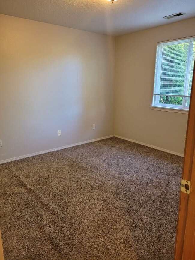 Building Photo - Beautiful 3 bedroom 2.5 bath home with lar...