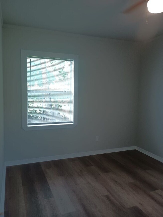Building Photo - 3 Bedroom - Move in Ready and priced to go!