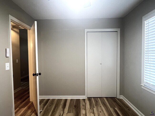 Building Photo - 221 Jefferson Cir