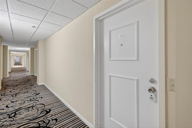 Building Photo - 3200 Port Royale Dr N
