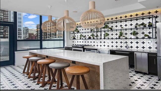 Primary Photo - 315 S Halsted St