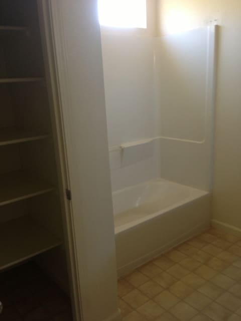 Building Photo - Los Banos, Large 2 story 5 bedroom 3 full ...