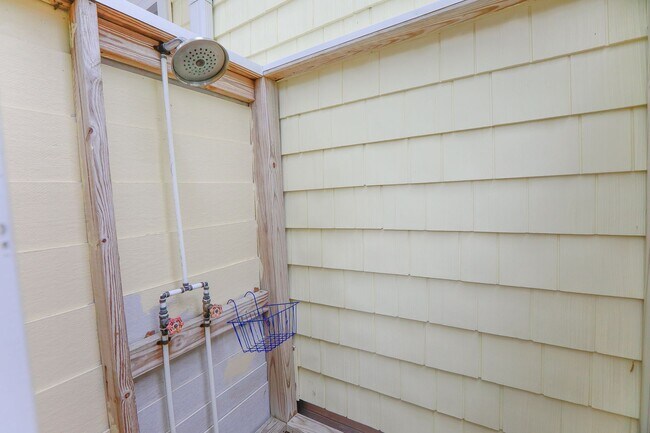 Building Photo - Luxurious home rental in Broad Bay Islands!