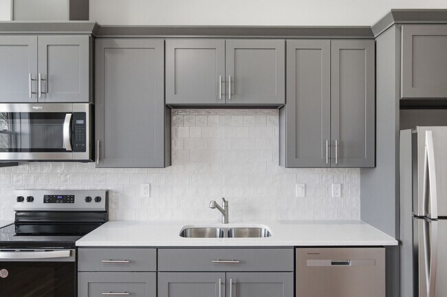 Building Photo - MOVE IN SPECIAL - NEWLY RENOVATED DOWNTOWN SALEM STUDIO