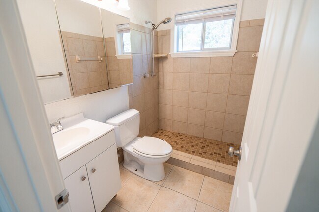 Building Photo - 406 Essex Dr