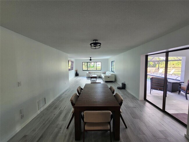 Building Photo - 900 Crestwood Rd