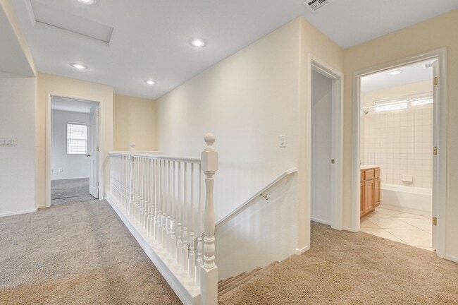 Building Photo - *MOUNTAINS EDGE 3 BED 2.5 BATH * COMMUNITY POOL, FITNESS CENTER, AND SPA *