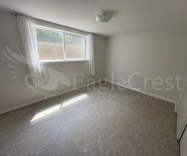 Building Photo - Three Bedroom, Two Bathroom House plus bon...