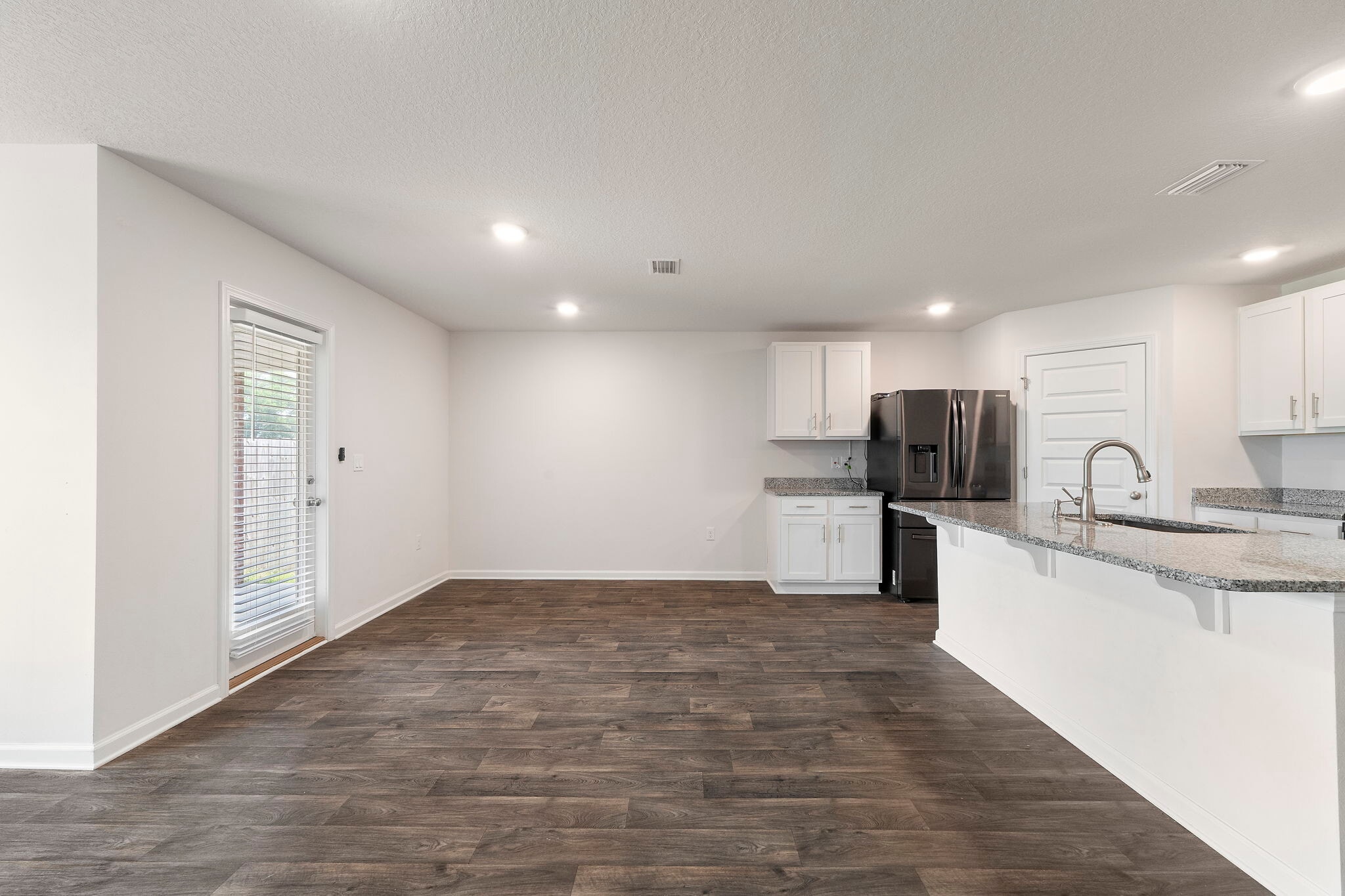 Building Photo - 7805 Lakeside Oaks Dr