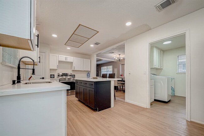 Building Photo - 4731 Casemont Dr