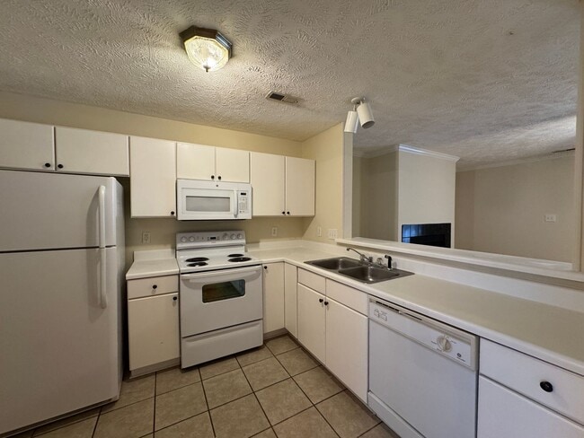 Building Photo - Lovely 2 Bedroom King's Grant Condo