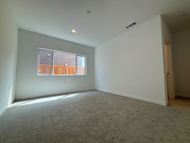 Building Photo - Move-In Special! 1 Week Free Rent – Spacio...