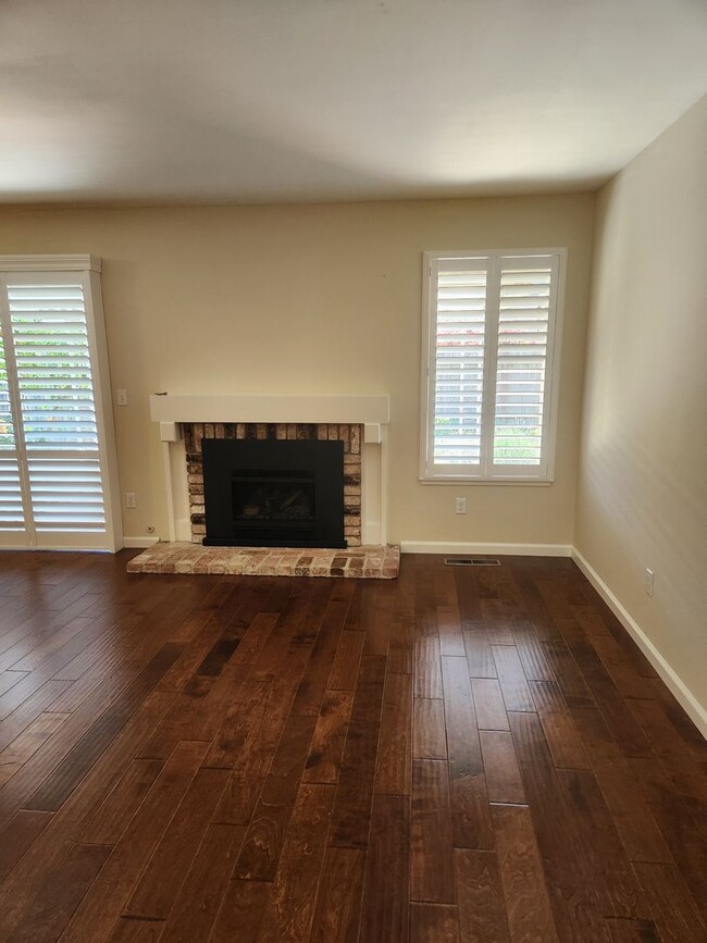 Building Photo - Very nice 2 Bd, 2 Bath Triplex w/yard in OAKMONT - Oakmont is a senior community.