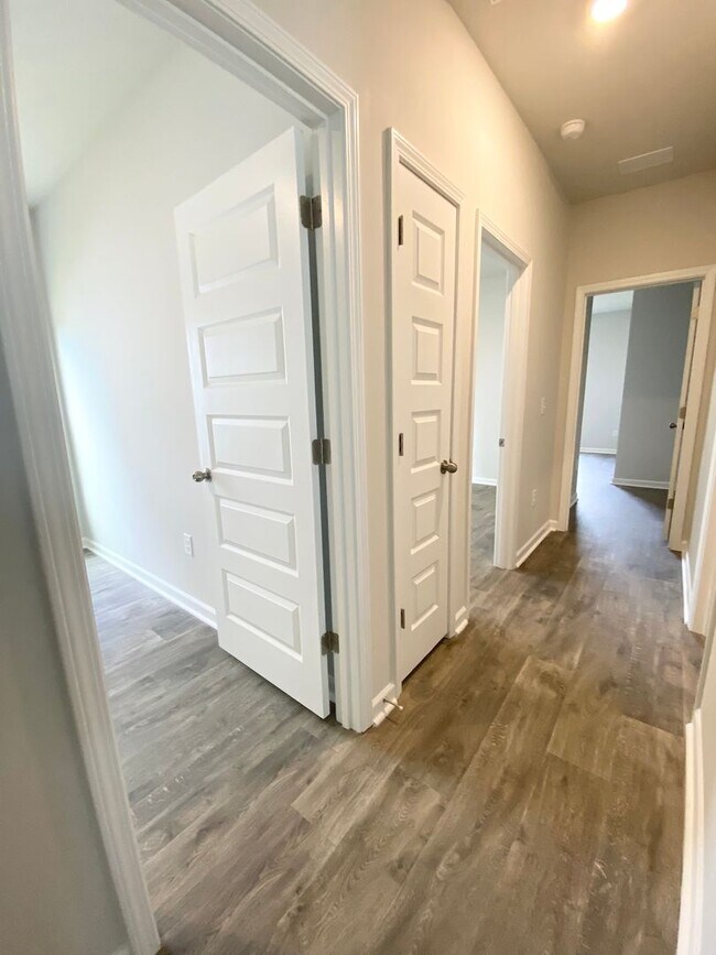 Building Photo - LIKE NEW home in a new subdivision!