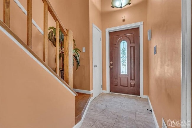 Building Photo - 47 Woodland Way