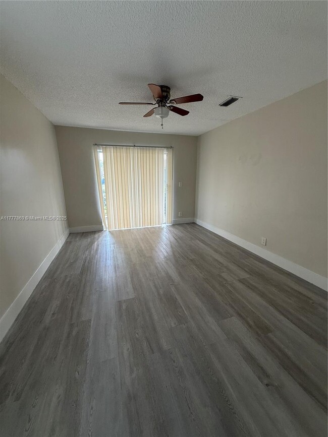 Building Photo - 9961 Three Lakes Cir