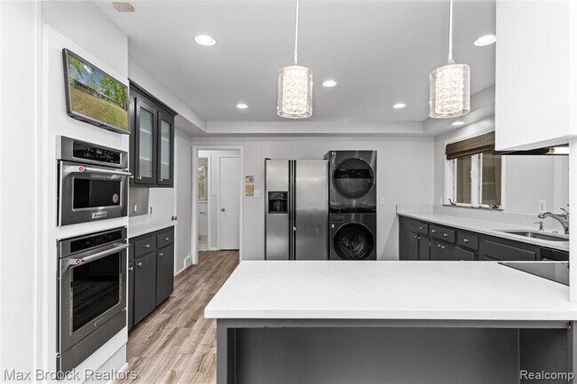 Building Photo - 3988 Lakeland Ln