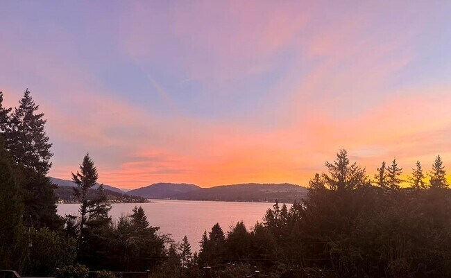 Building Photo - Elegant 4 bed home with Lake Sammamish Vie...