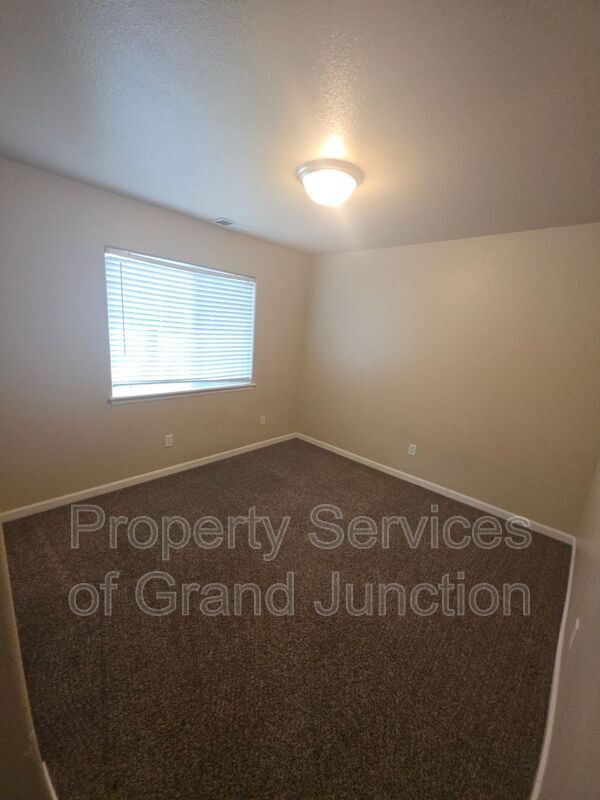 Building Photo - 3018 Oakwood Dr