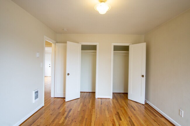 Building Photo - Fabulous Nob Hill 1Bdr Corner Apartment in Courtyard Building!