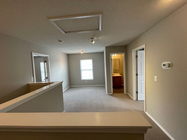 Building Photo - SPACIOUS 3bed/2.5bath TOWNHOME w/1st floor...