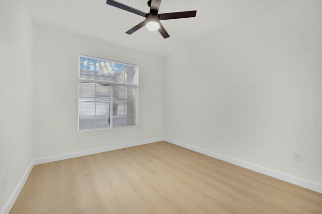 Building Photo - Experience Las Vegas in style and comfort with this beautiful first-floor 3-bedroom condo