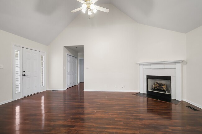 Building Photo - 3817 Roscommon Way