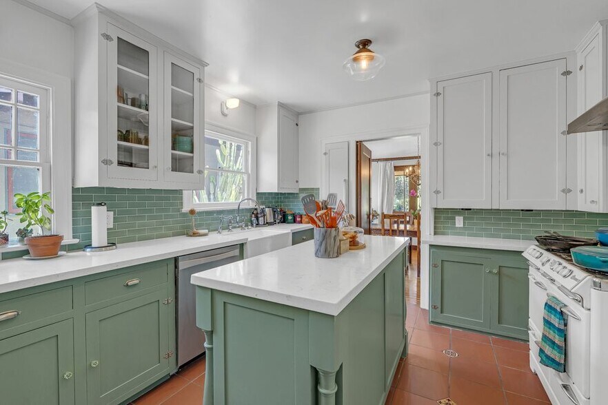 Building Photo - 1053 N Mar Vista Ave