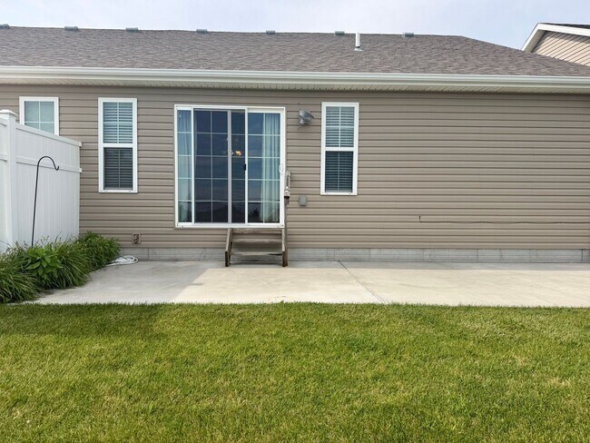 Building Photo - 4 bedroom TOWNHOUSE in North Lincoln