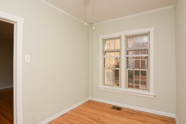 Building Photo - 629.5 W Barry Ave