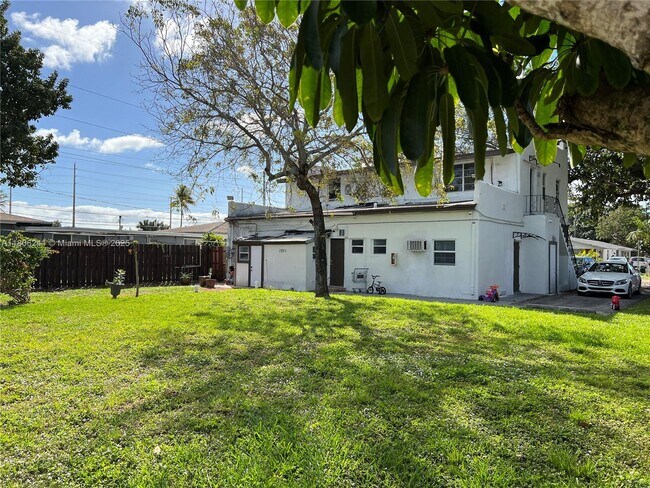 Building Photo - 2205 Roosevelt St