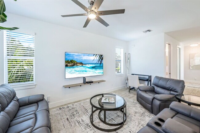 Building Photo - Relaxation & Recreation Await in This Napl...