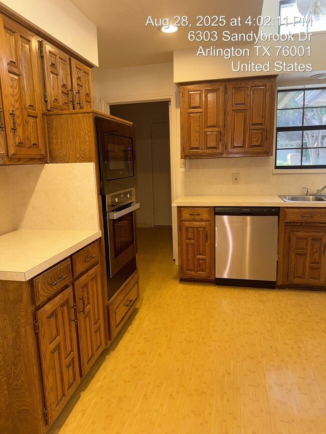 Building Photo - 6303 Sandybrook Dr