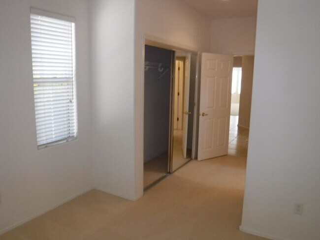 Building Photo - Sun City Anthem home right on the golf course!