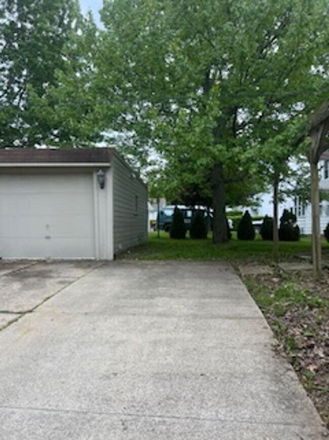 Building Photo - 871 E 232 St