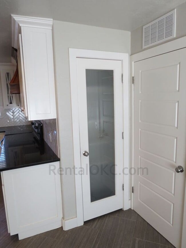 Building Photo - FANTASTIC - Corner Property, Open Plan, Gorgeous Kitchen - 3/2.5