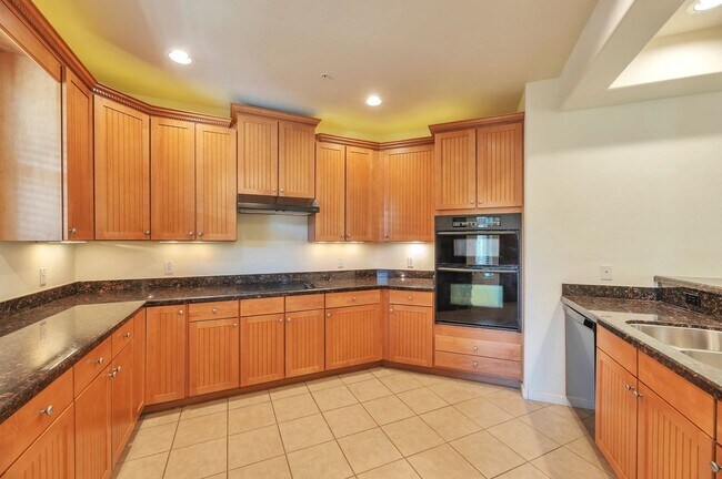 Building Photo - Beautiful 2-Bedroom Condo in Prime Scottsd...