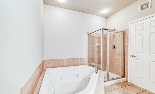 Building Photo - 2267 Oberlin Dr