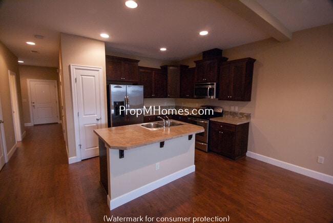 Building Photo - Beautiful Damascus Three Bedroom Townhouse in Wind Swept Waters!